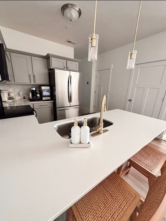 Building Photo - Modern & Spacious 3-Bed, 2-Bath in Saratog...