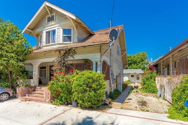 Building Photo - 1351 N Las Palmas Ave