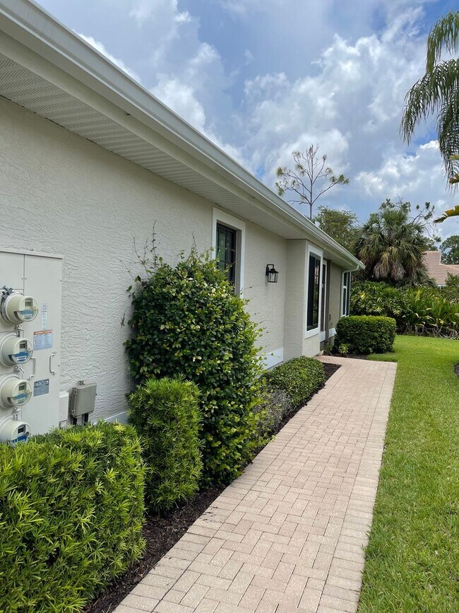 Building Photo - 2 Bedroom 2 Bath with Den and 1 Car Garage