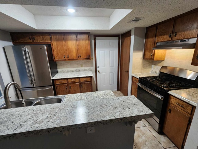 Building Photo - 908 Garden View Dr