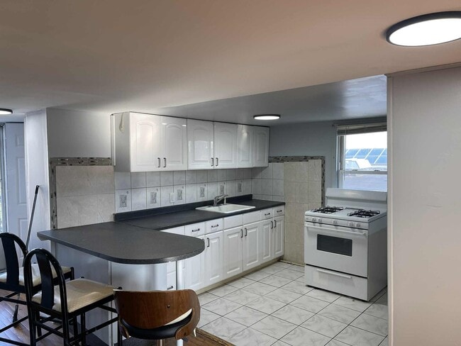 Foto del edificio - 170 Custer Ave