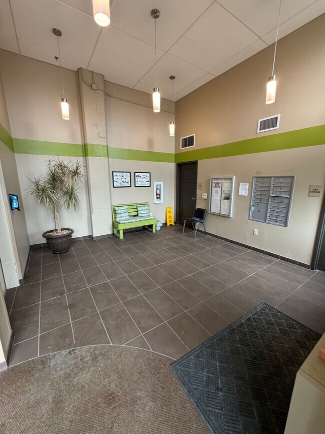 Foto del edificio - Down Town luxury condo is in a newly renov...