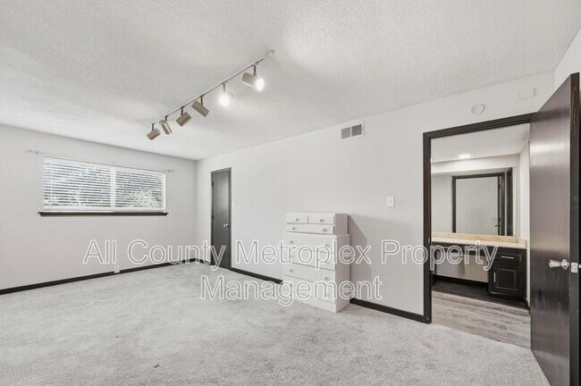Building Photo - 7031 Holly Hill Dr