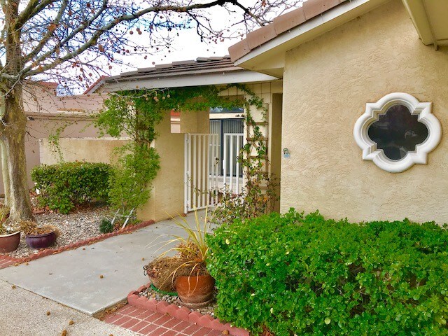 Building Photo - 11701 Woodmar Ln NE
