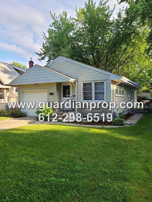 Primary Photo - Updated House Near Hamline Available Septe...