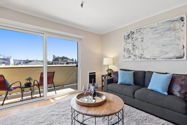 Foto del edificio - Updated Condo Steps from Lake Merritt with Parking and Utilities Included