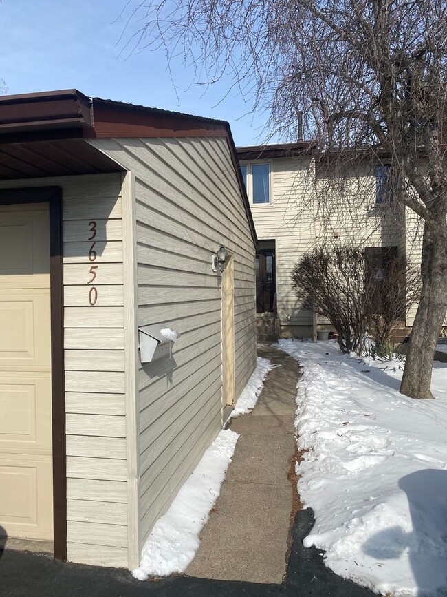 Building Photo - Bettendorf 2BR Condo With Garage For Rent