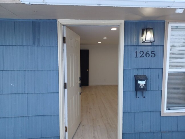 Building Photo - Remodeled! One level, 2 bdrm 1 bath end un...