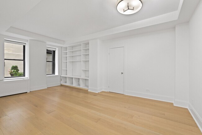 Building Photo - 225 W 23rd St