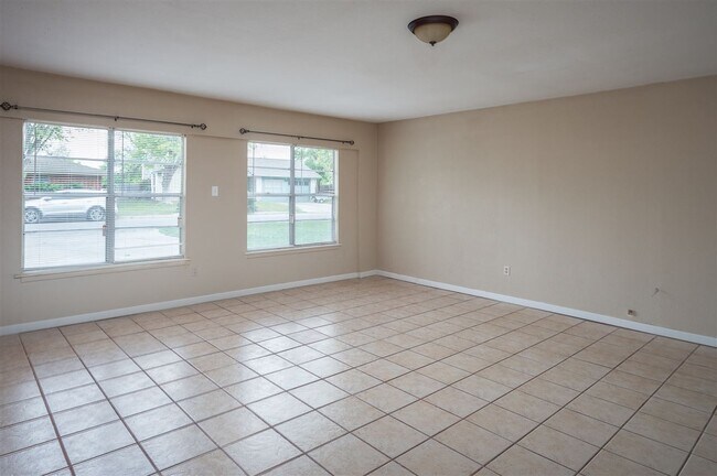 Building Photo - 114 Paloma Dr