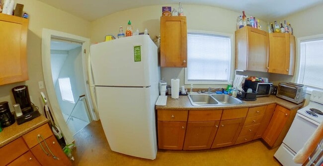 Building Photo - 3D Tour Available - Huge House! Pet friend...