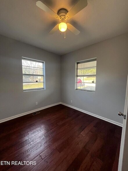 Foto del edificio - 614 Midlake Dr NE