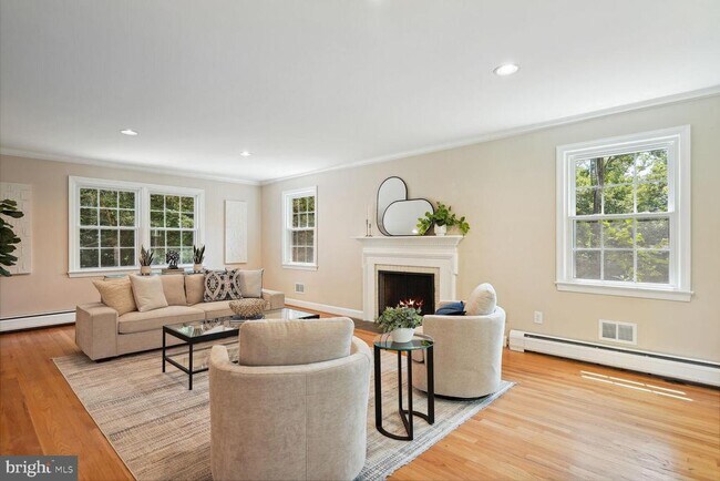 Building Photo - 9211 Hollyoak Dr