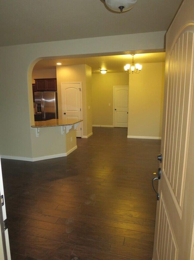 Building Photo - Available Now! 3 Bedroom 2.5 Bathroom Town...