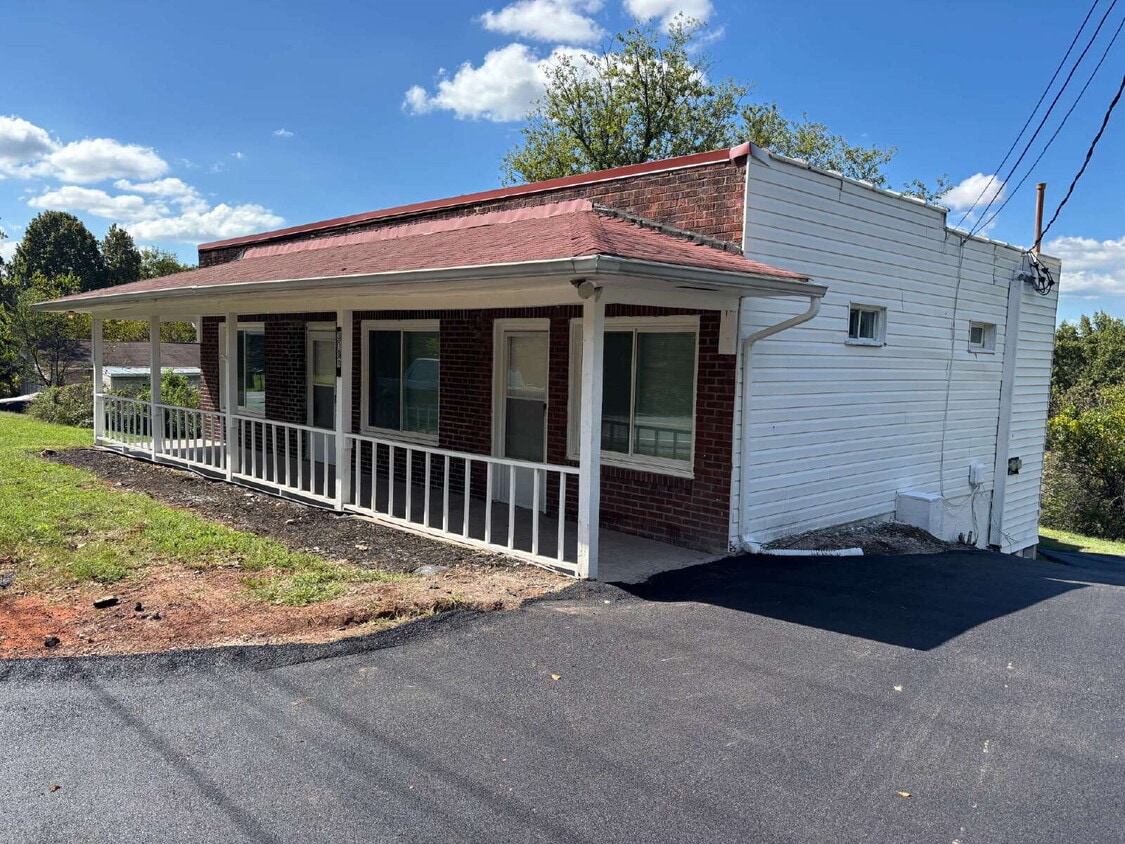 Primary Photo - Charming 3 bed/2 bath, plus bonus, close to downtown and campus