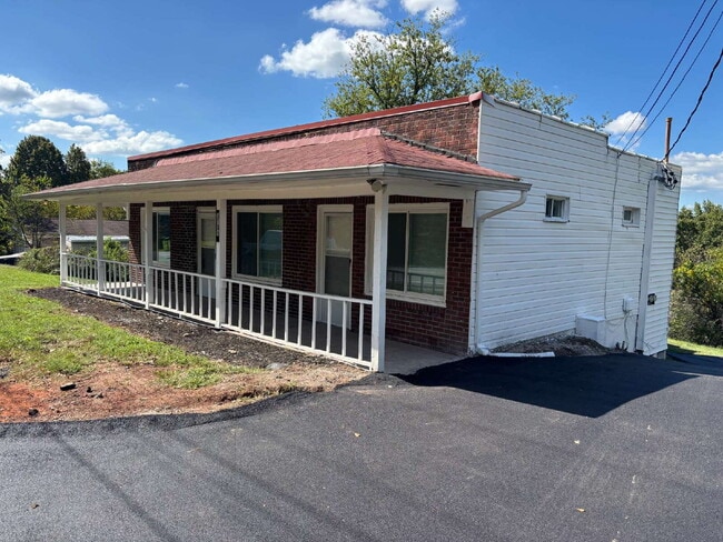 Charming 3 bed/2 bath, plus bonus, close t... - Charming 3 bed/2 bath, plus bonus, close t... Apartment