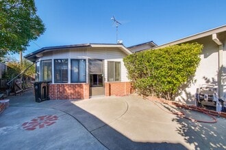 Building Photo - 4712 Clarendon Dr