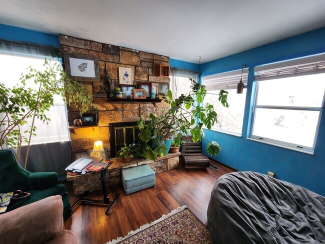 Building Photo - Welcome home to a 1978 time-piece with art...