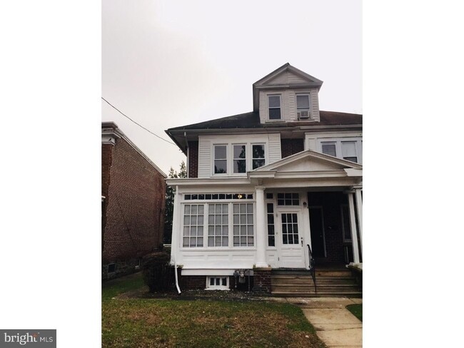 Building Photo - 605 E 19th St