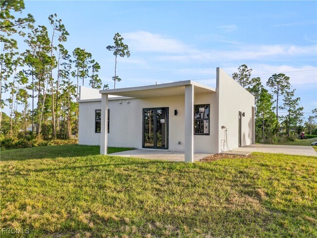 Building Photo - 935 Panda Dr