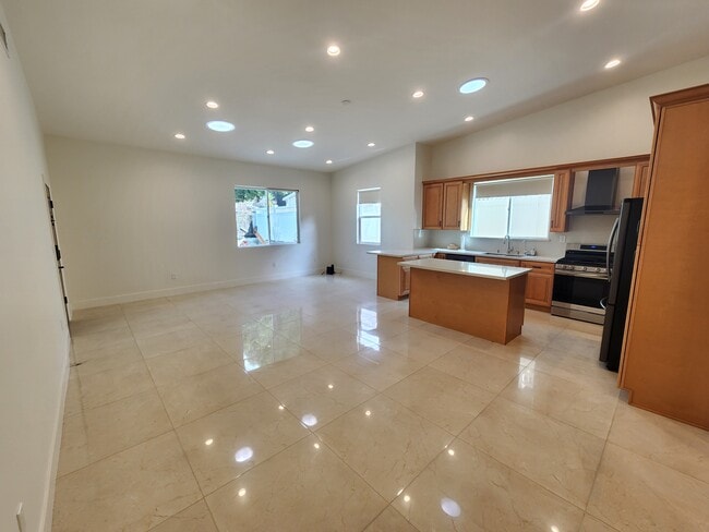 Foto del edificio - 10528 Tuxford St