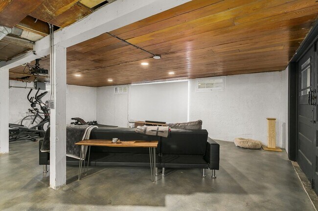 Building Photo - 3 bedroom, 2 bath gorgeous home now available by Mt. Tabor Park in SE Portland!