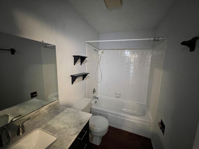 Foto del edificio - Tranquil 3 bedroom 3 bathroom Townhome loc...