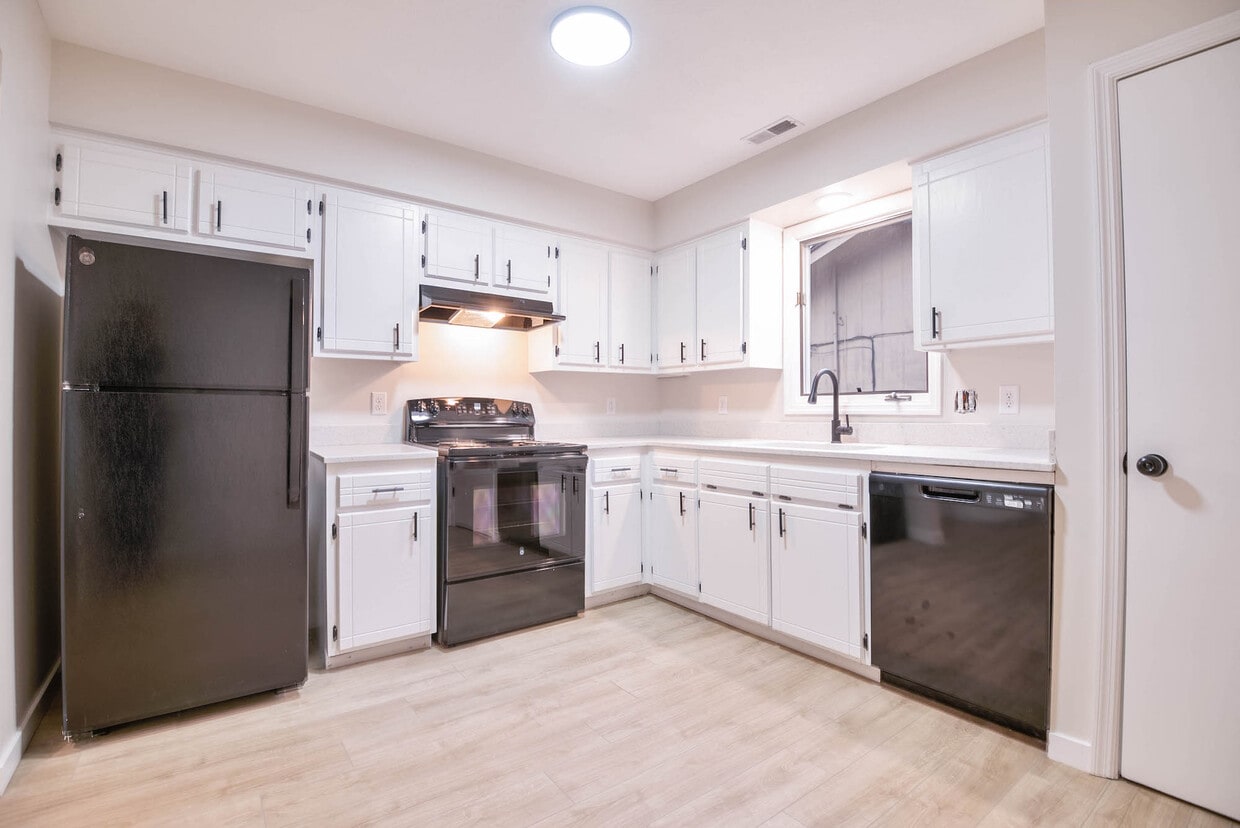 Kitchen - 4934 Robin Dr