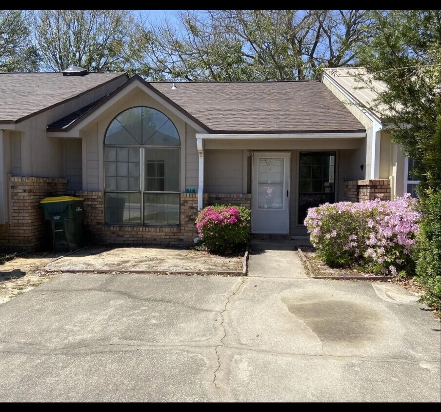 Primary Photo - 8 Viking Dr NW