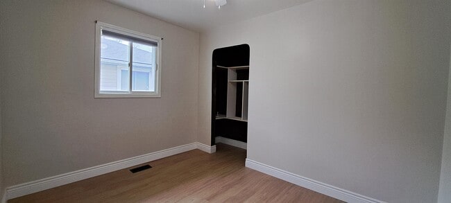Building Photo - 986 Eastlawn
