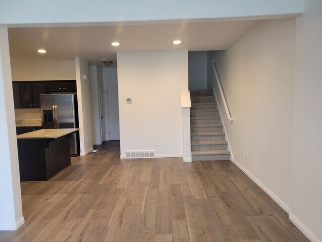 Building Photo - GORGEOUS Townhome!!