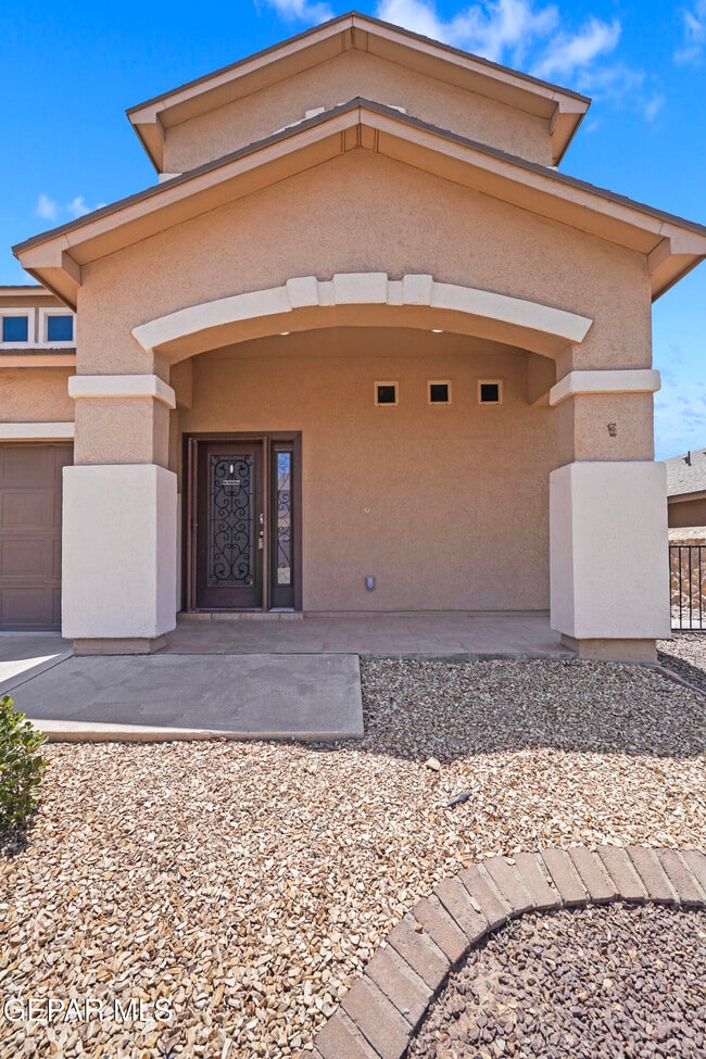 Building Photo - 212 S Manzanita Dr