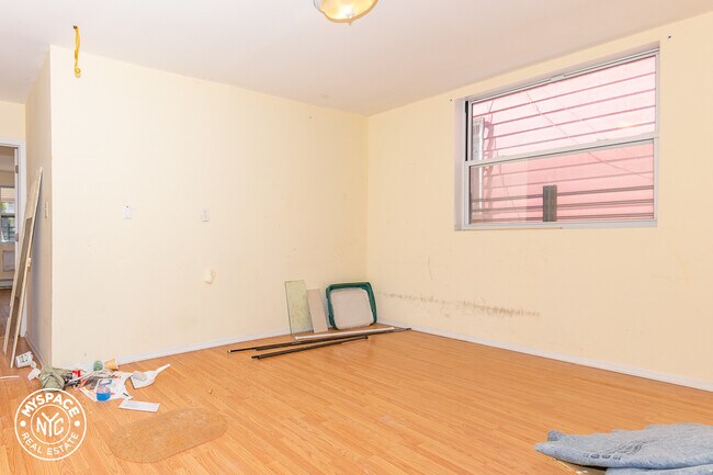 Foto del edificio - 439 E 21st St
