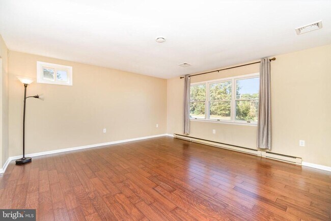 Foto del edificio - 1145 Highland Dr