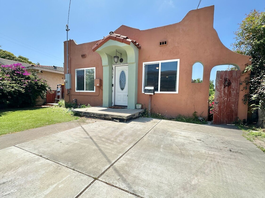 Foto principal - 3781 Clinton St