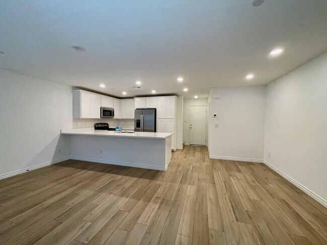 Foto del edificio - Gated 3 Bed, 2.5 Bath, 2 Car Garage Townho...