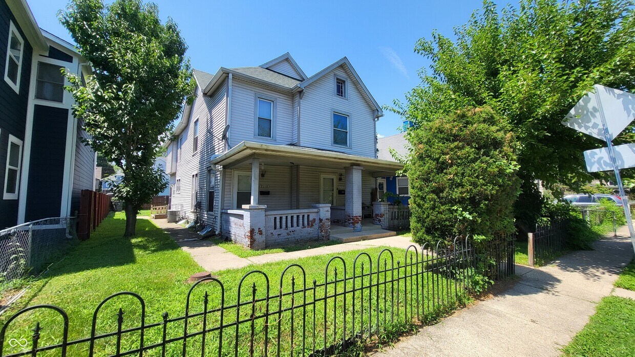 Foto principal - 2310 N Kenwood Ave