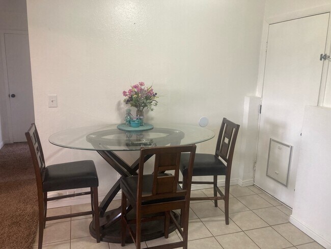 Foto del edificio - 460 Roosevelt Cir