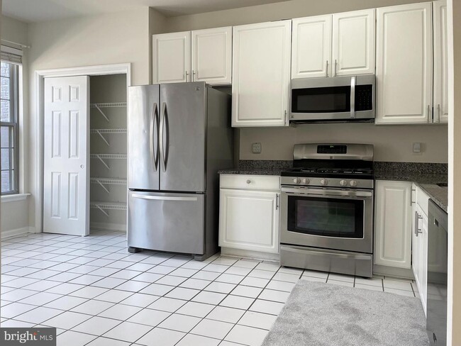 Building Photo - 11495 Heritage Commons Way