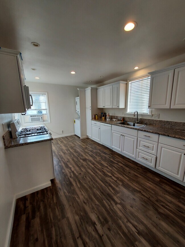 Building Photo - 1717 N Glenoaks Blvd