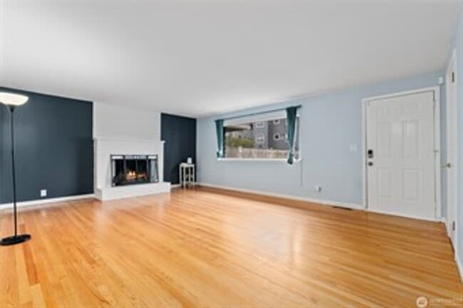 Building Photo - 3Bd/1.75Ba Seattle House