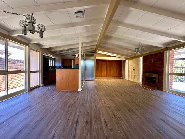 Foto del edificio - Three bedroom Cliff May Home