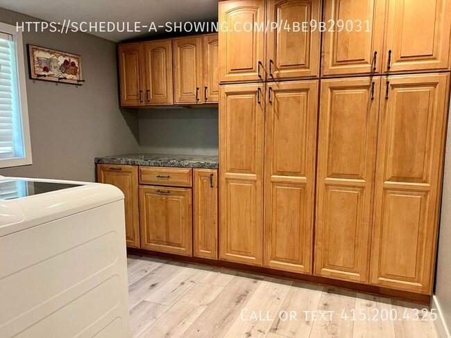 Building Photo - **Move-In Special: First Month Free!** Bea...
