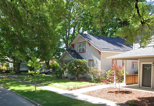 Foto del edificio - 3 Bedroom House in NE Salem