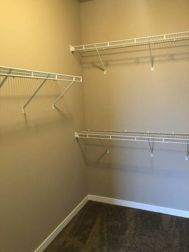 Courtyard Closet - Courtyard Apartments