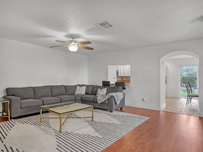 Foto del edificio - 681 Imperial Lake Rd