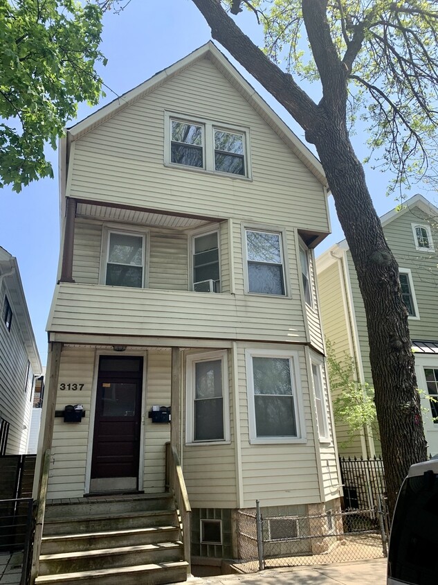 Primary Photo - 3137 N Hoyne Ave