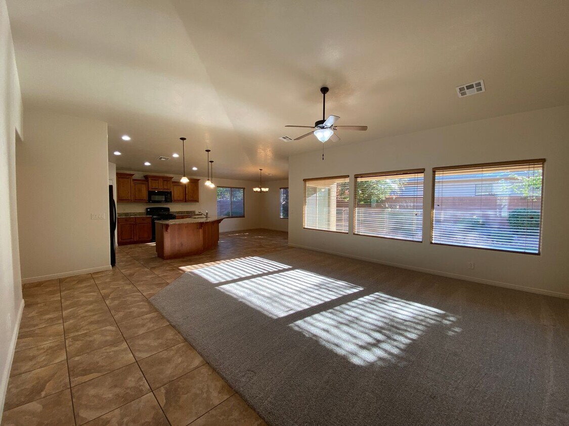 Foto principal - SPACIOUS 4 BEDROOM HOME FOR RENT