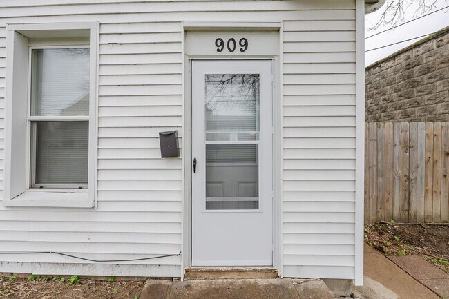 Foto del edificio - 911 W Madison St