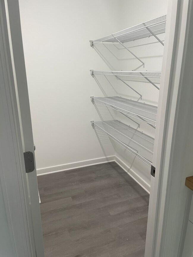 Building Photo - 3 bedroom / 1 bath apartment (Downstairs) ...